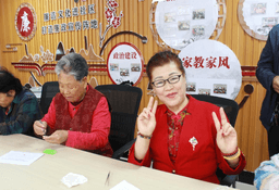 胸针凝心意 民族团结共相伴——宁夏银川市兴庆区银古路街道宝南社区指尖巧思编织邻里同心情