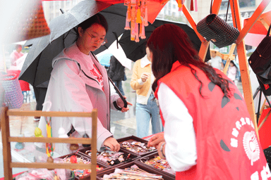 雨中游园迎双节 成都市成华区东华社区探索自治互助治理新路径