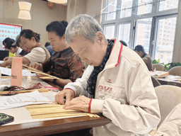 宁夏银川金凤区贺兰山中路街道双福社区开展“指尖生花绘团结·扇舞民族一家亲”民族团结月主题手工活动
