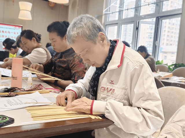 宁夏银川金凤区贺兰山中路街道双福社区开展“指尖生花绘团结·扇舞民族一家亲”民族团结月主题手工活动