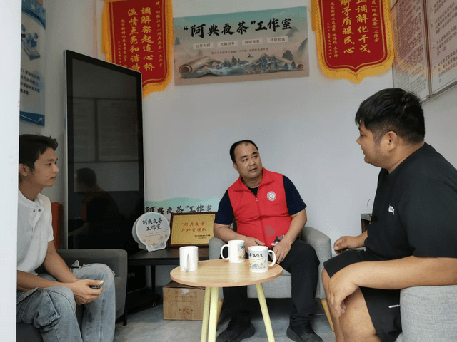 半盏清茶融邻里，网格温情解心结