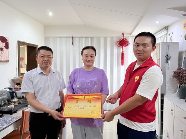 江苏省南通市如皋市如城街道蒲行社区开展“喜报送家门 尊崇暖人心”活动