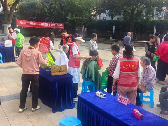 江苏省溧阳市平陵社区开展“情暖平陵 爱在重阳”便民服务主题活动