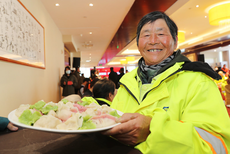 山东青岛：2000余名环卫工人吃上冬至暖心饺子