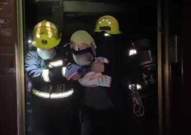 福建宁德市一民房发生火灾 消防救援人员紧急疏散被困群众