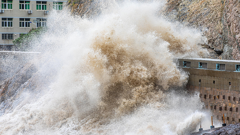 浙江台州：台风“轩岚诺”逼近 沿海掀起惊涛巨浪