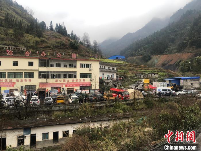 贵州贞丰煤矿垮塌14人被困 抢险救援工作有序开展
