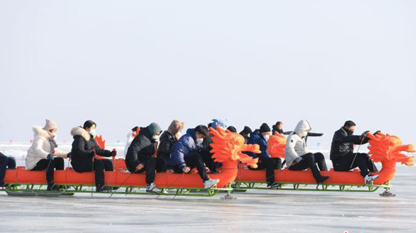 龙舟遇上冰 新疆博湖上演冬日速度与激情