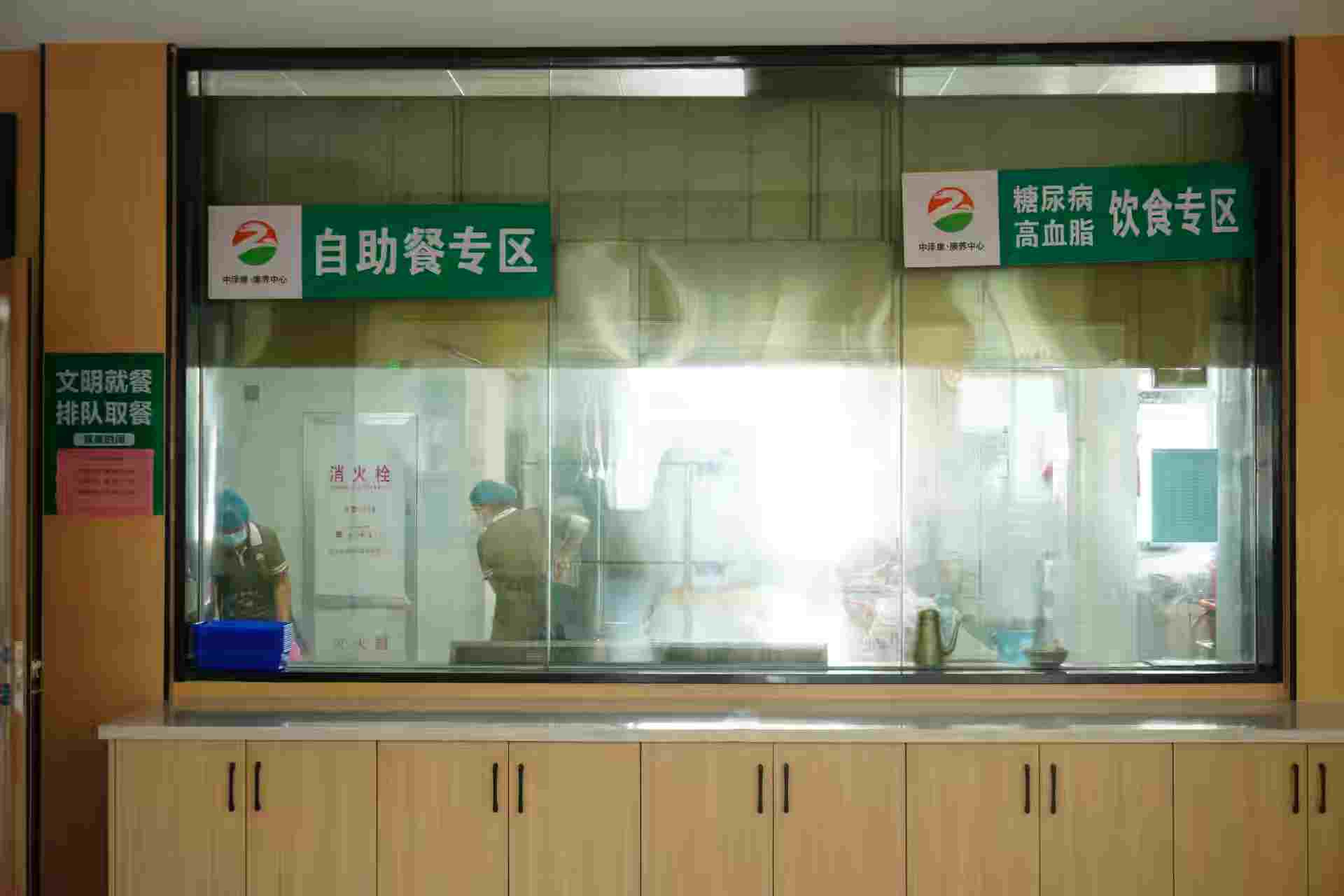 实践团队参观康养中心食堂 通讯员孙梦菲摄.jpg