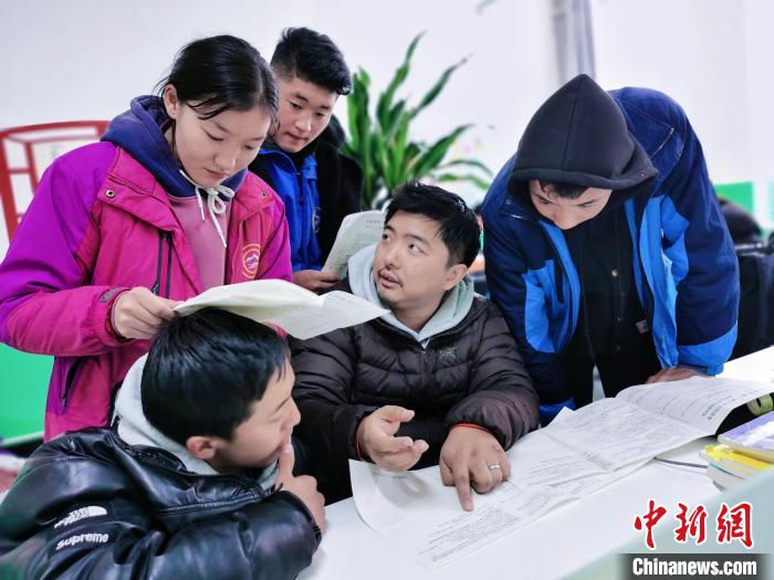 上海援青教师丁志伟：教书更要教“路”