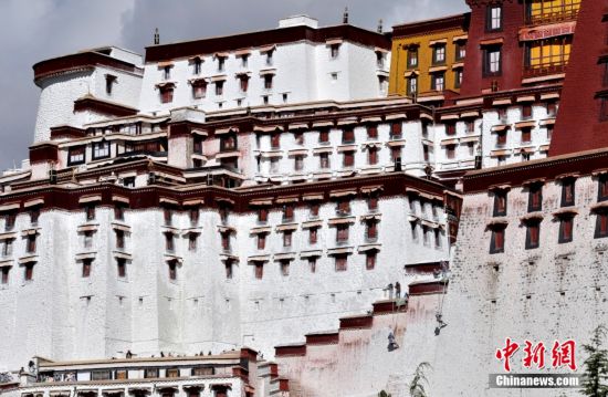 西藏布达拉宫迎年度粉刷