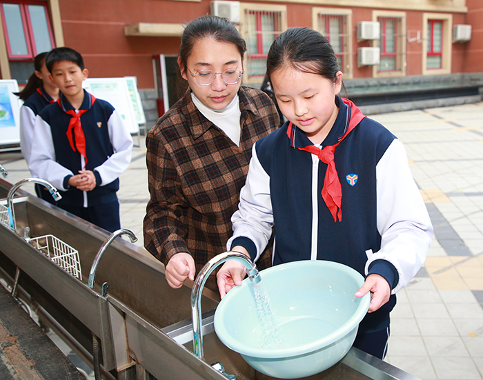北京东城区开展《北京市节水条例》进校园活动 种下节水“小种子”