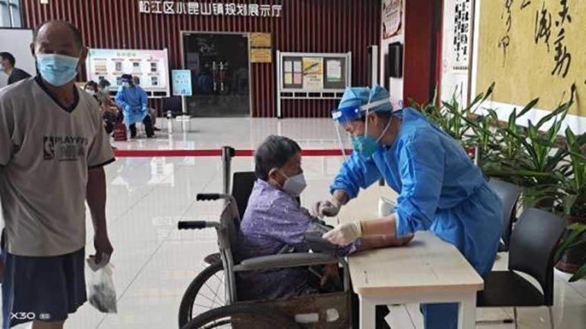 上门接种小分队送“苗”进家 上海推动老年人群接种疫苗
