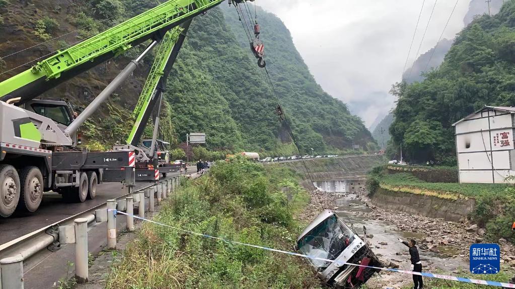 重庆城口一大巴车翻入河沟 已致1死1重伤