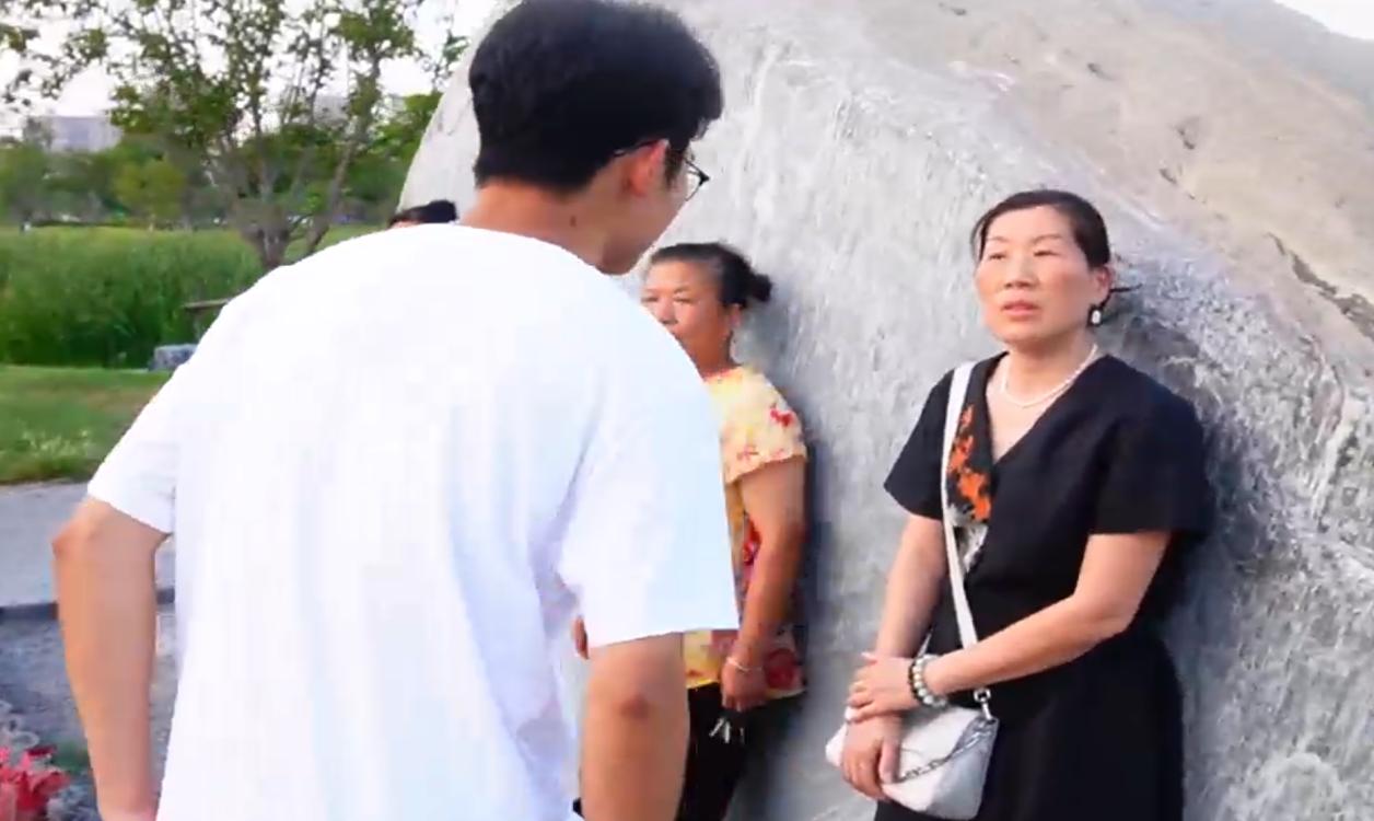 实践团队采访锻炼居民 通讯员陈玫瑄摄.jpg