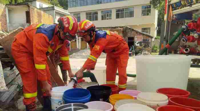 湖北咸宁：消防为村民送去急需生活用水