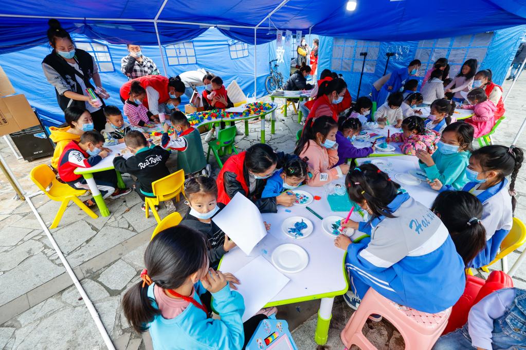 四川泸定：救灾安置点里的儿童乐园