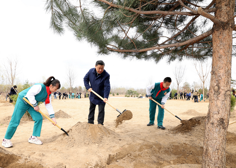 习近平等党和国家领导人参加首都义务植树活动