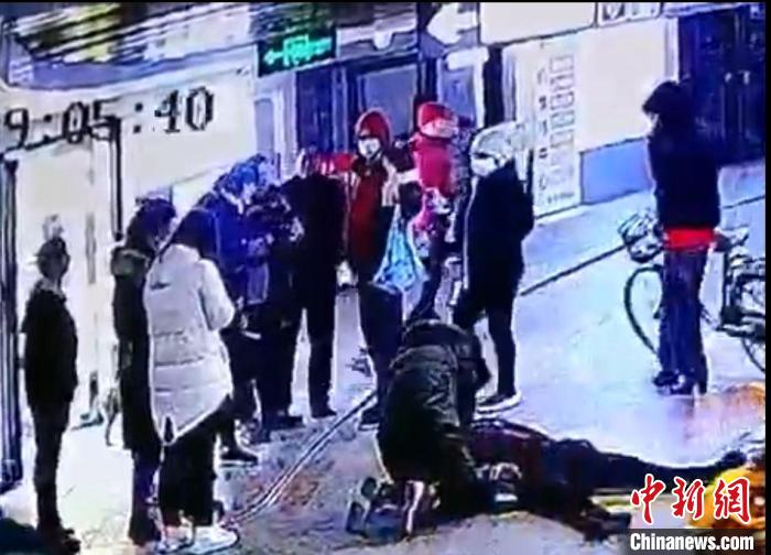 湖北襄阳：一“90后”女护士街头跪地救人