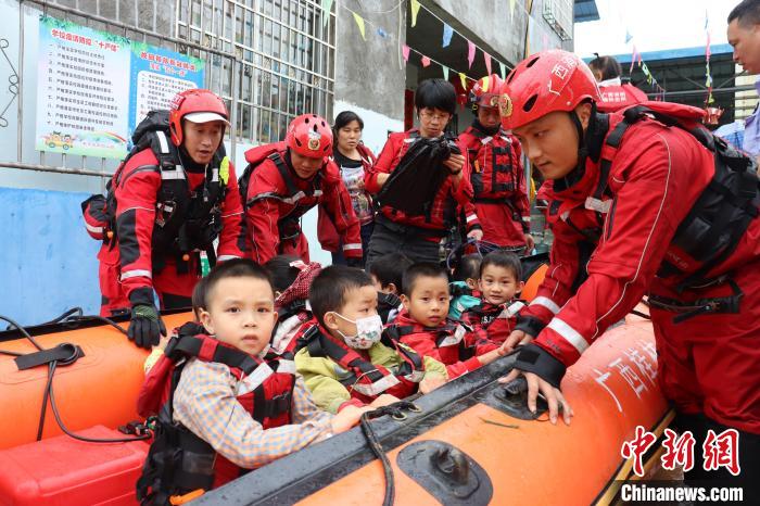 广西桂林：27名师生被洪水围困 消防紧急救援