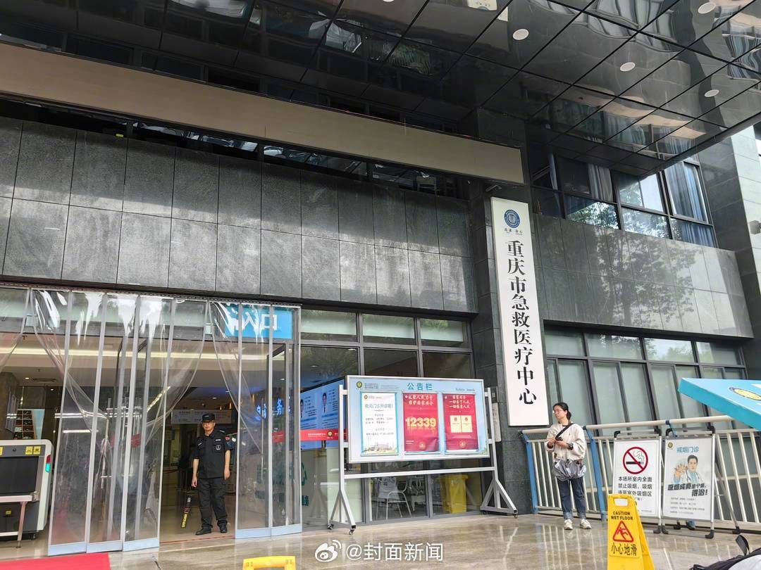 重庆被地铁站墙砖砸伤孕妇亲属发声：大人还在ICU，胎儿未保住
