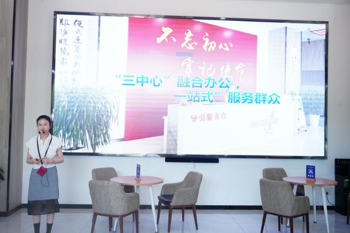 城关镇工作人员向实践团队介绍综治中心 通讯员孙梦菲摄.png