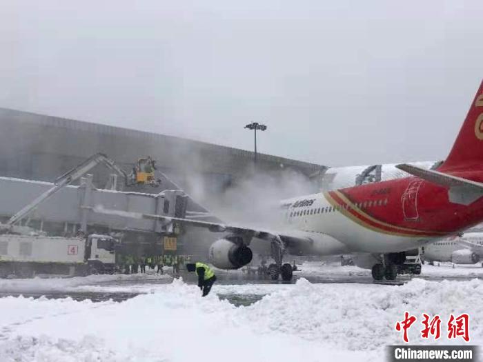 特大暴雪来袭 辽宁海陆空交通停航、停运