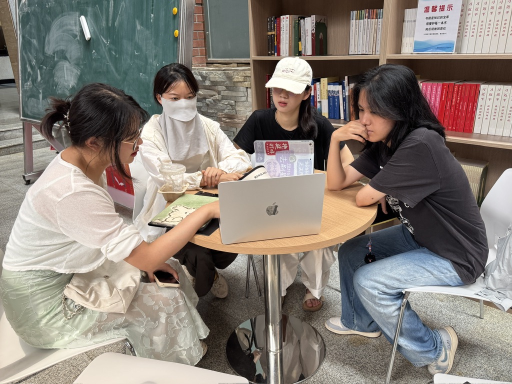 团队前期商讨筹备会议