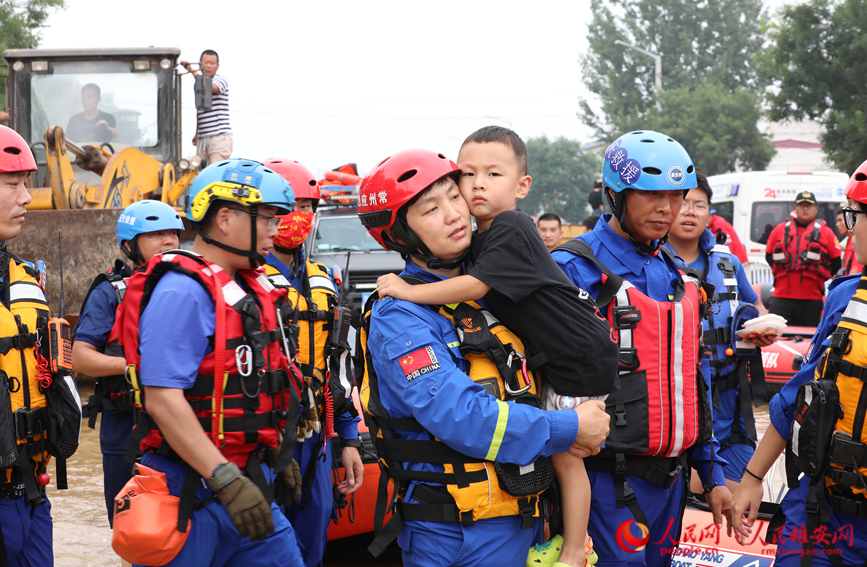 河北涿州：救援力量不断增强 群众陆续获救 水位下降明显