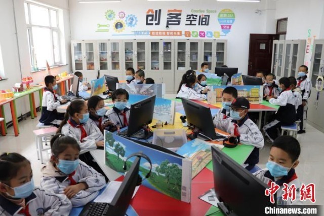 甘肃雪域高原有了“城乡共享课堂” 牧区孩童触网感知世界