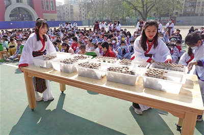 北京十一学校丰台小学师生体验春耕 学生在学校“一亩地”菜园种下小菜苗