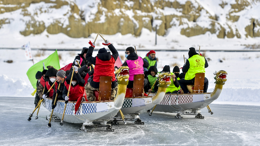 新疆福海：乌伦古湖冰上的龙舟大赛