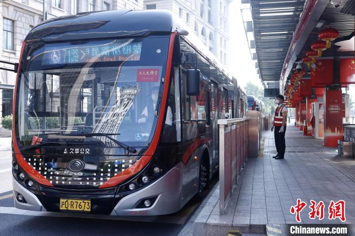上海跨区公共交通22日起逐步恢复 航空、铁路班次有序增加