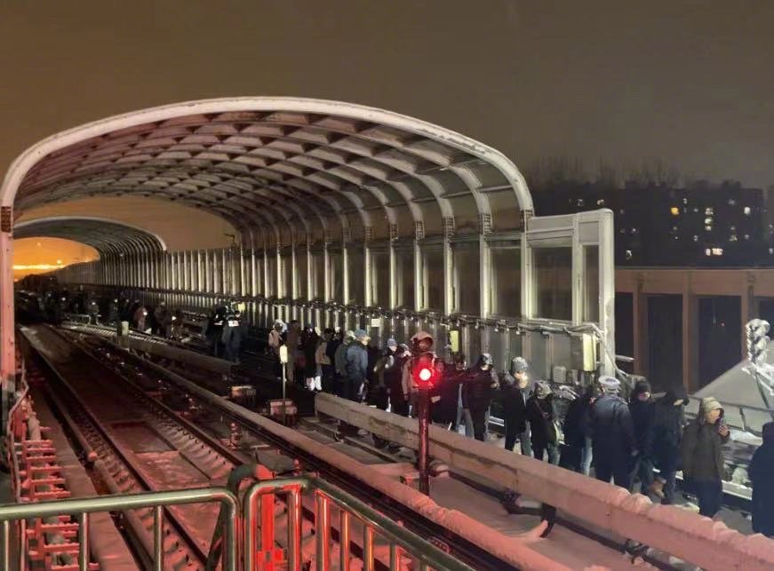 北京地铁昌平线事故致102人骨折，系雪天轨滑追尾导致