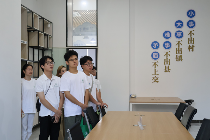 实践团队参观综合研讨室 通讯员陈玫瑄摄.png