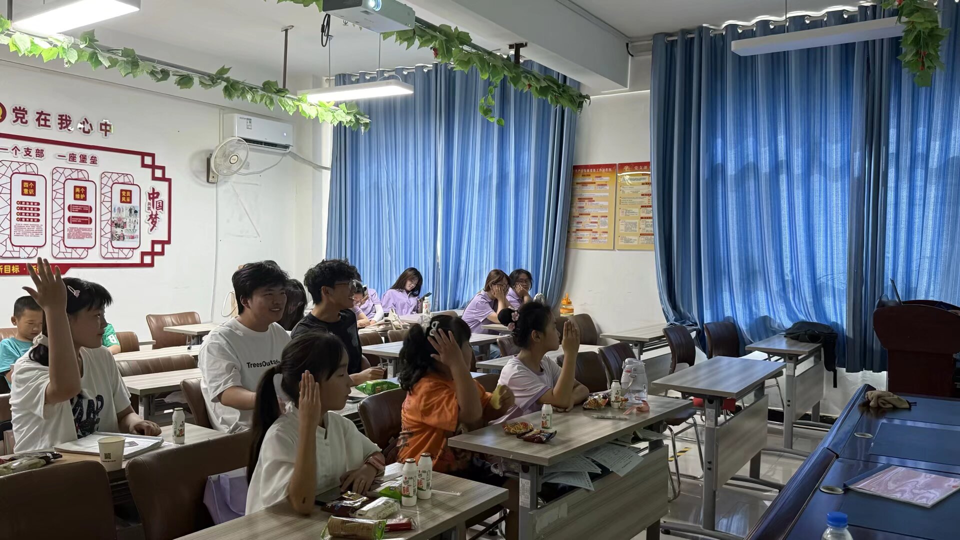 图2 队员针对青少年进行保密知识问答.jpeg