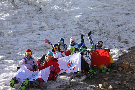 8名小学生 携手登顶6000米雪山