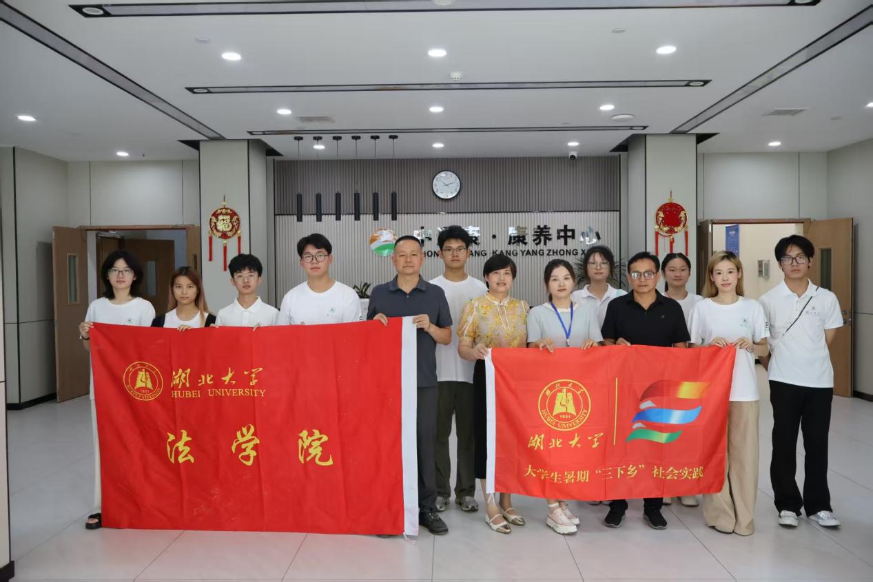 实践团队与中泽康养中心工作人员合影 通讯员孙梦菲摄.jpg