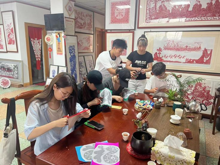 图4：实践队在陈秋日剪纸艺术馆学习漳浦剪纸拍摄者：黄少婷