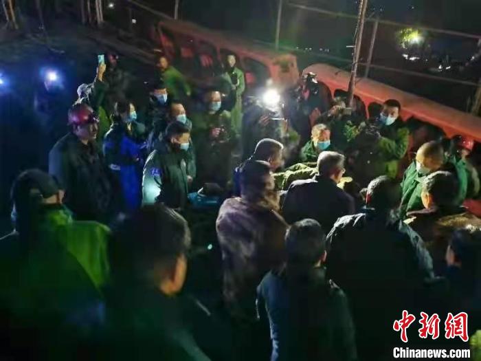 黑龙江七台河矿震事故：1名被困矿工安全升井