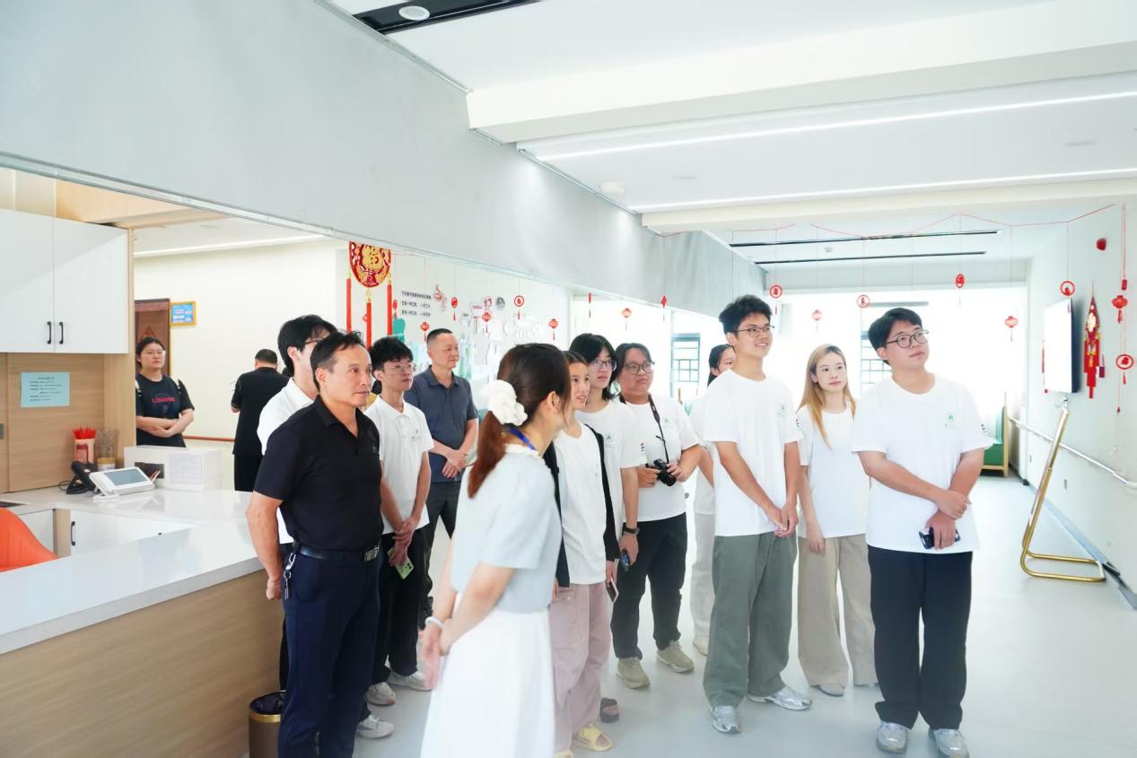 实践团队参观康养中心活动室 通讯员陈玫瑄摄.jpg