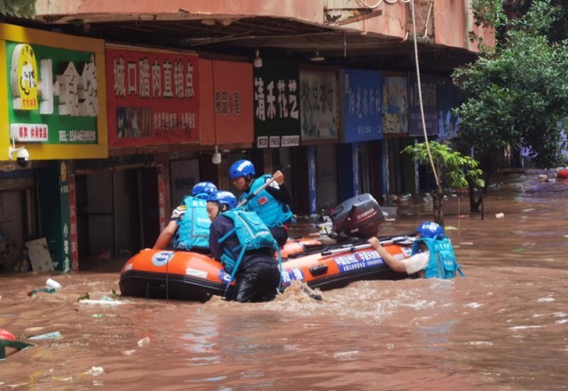筑起“红色堤坝” 四川宣汉开展防汛抢险救灾工作