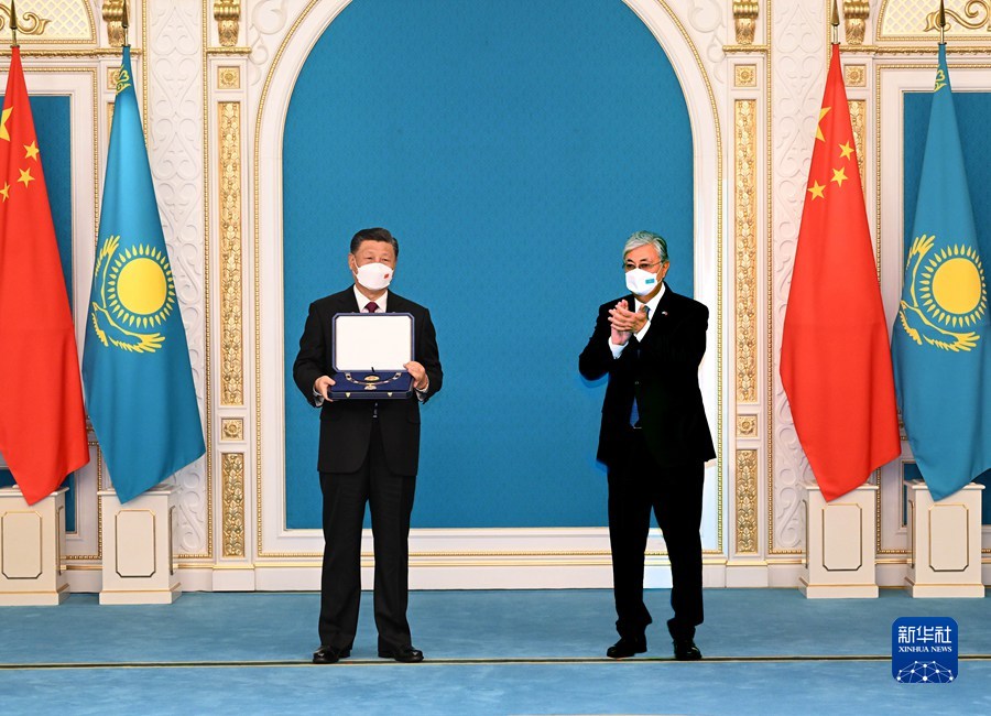 习近平接受哈萨克斯坦总统授予“金鹰”勋章