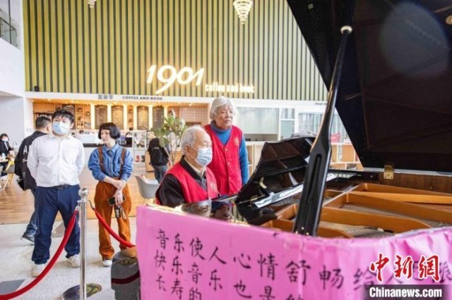 患癌“钢琴爷爷”在医院义务演奏：鼓励更多人走出阴霾