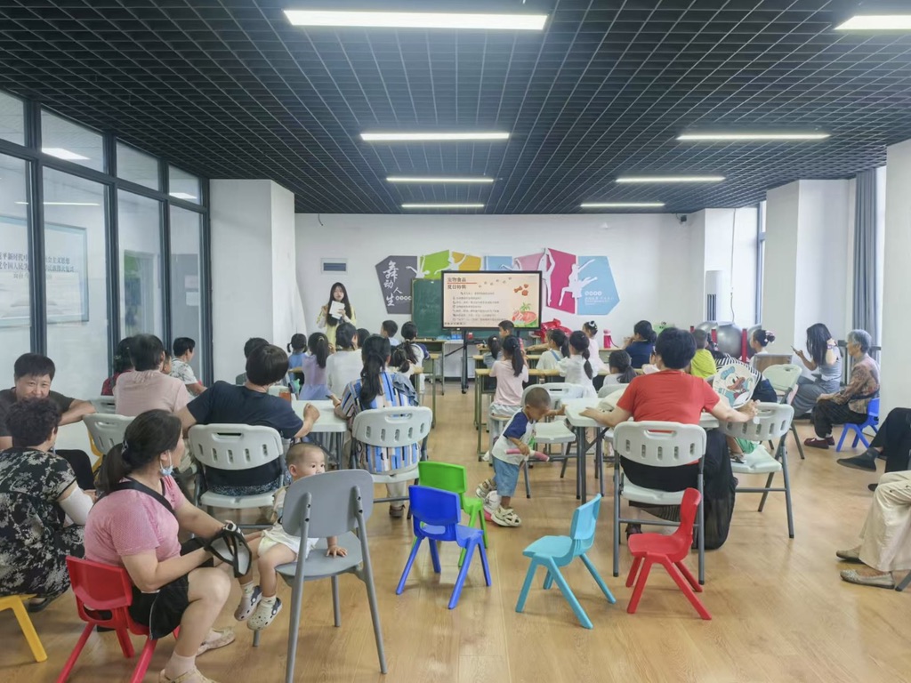 实践队员到社区进行宠物治理理念宣讲